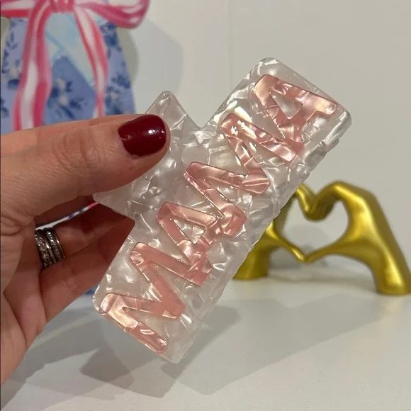 Mama Acrylic Hair Clip - Pink Pearl Letters - Picture 2 of 4